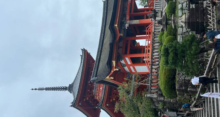 Pagode avec des visiteurs dans un cadre historique.