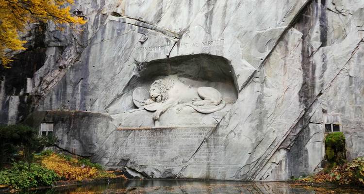 Monument de lion sculpté dans une paroi rocheuse.