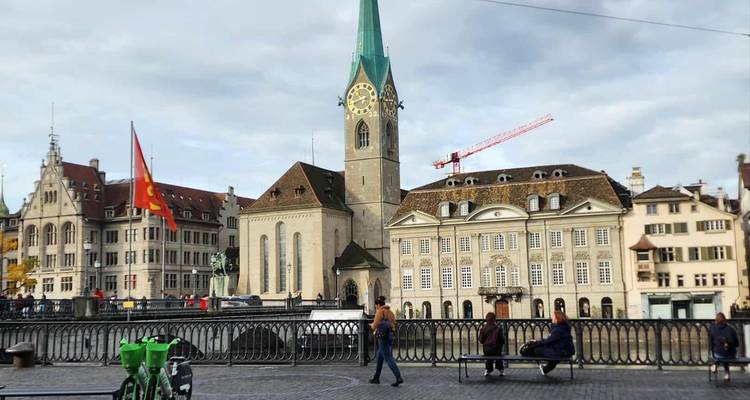 Des gens qui marchent devant des bâtiments historiques avec un drapeau en exposition.