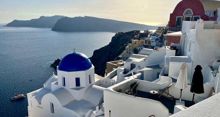 Santorini-Blick mit weißen Gebäuden und einer malerischen Küste.