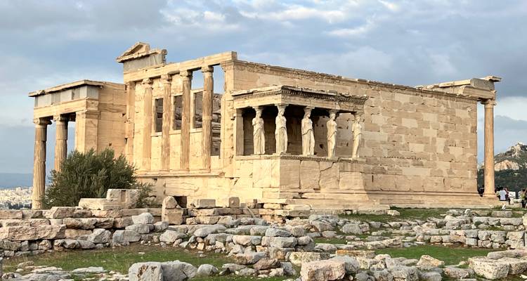 Ruines anciennes avec des colonnes et des structures en pierre.