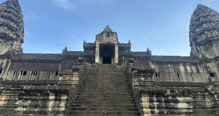 Imposant temple ancien avec des escaliers menant à l'entrée