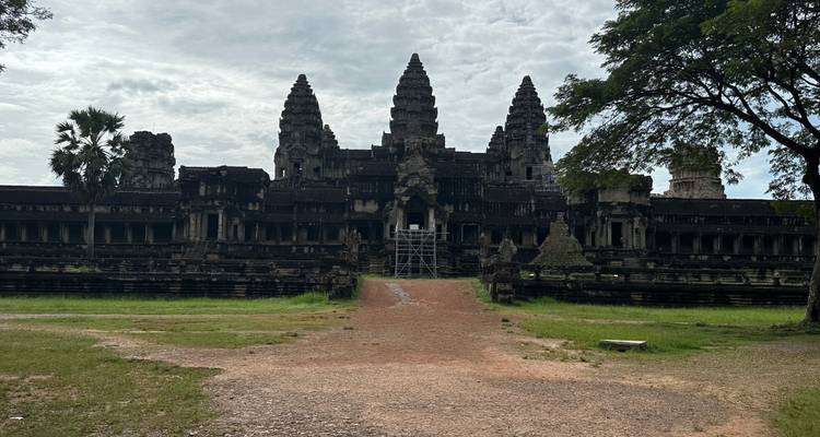 Complexe de temples anciens avec plusieurs flèches contre un ciel nuageux