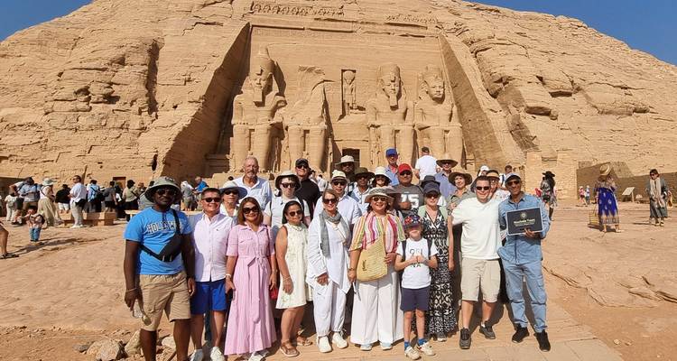 Photo de groupe devant les temples d'Abou Simbel en Égypte.
