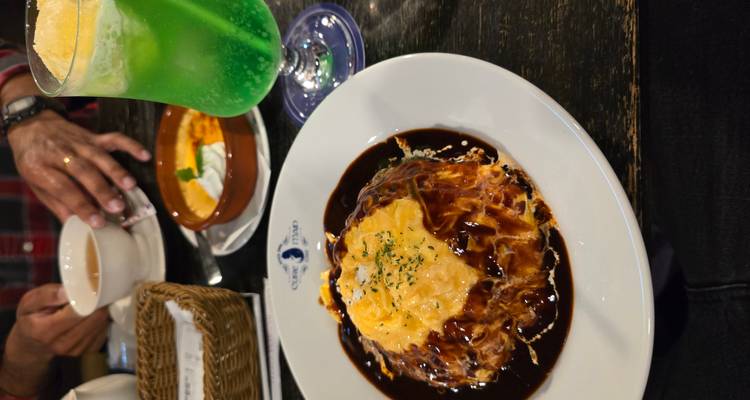 Gros plan d'un plat de nourriture avec une boisson verte.