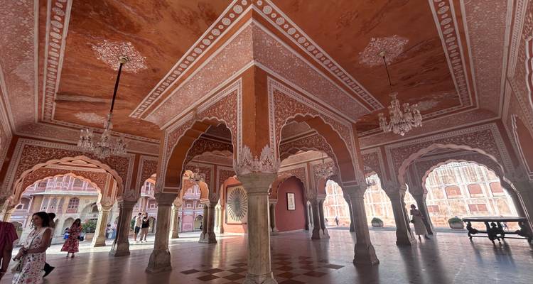 Interior del Fuerte de Amer con pasadizos arqueados.