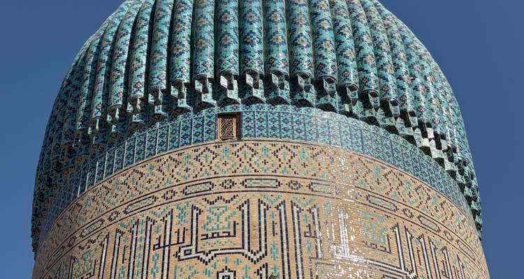 Dôme carrelé très détaillé et orné d'un bâtiment.