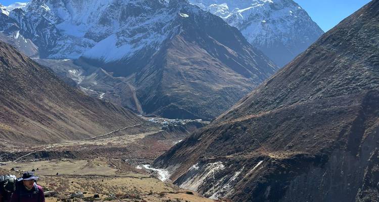 Schilderachtig bergachtig landschap met wandelpad.