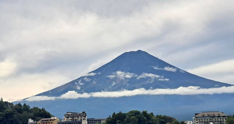 Der Fuji-Berg im Hintergrund einer Stadtlandschaft.