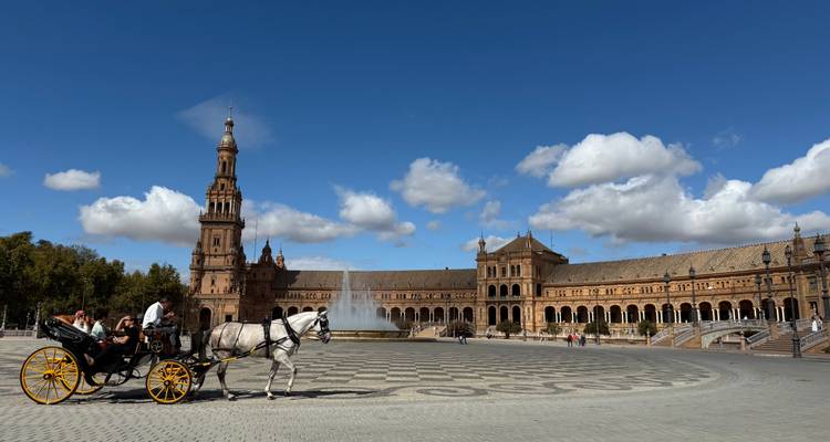 Coche de caballos frente a la Plaza de España en Sevilla.