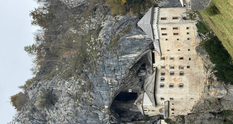 Predjama-kasteel gebouwd in een rotswand.