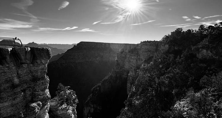 Grand Canyon met zonnestralen over de rand en kliffen.