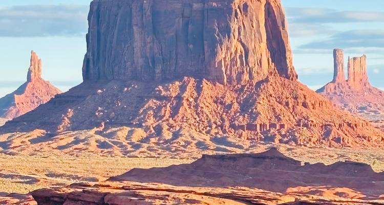 Monument Valley Felsformationen bei hellem Licht.