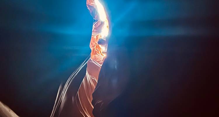 Lichtstrahlen, die in den Antelope Canyon hineinströmen.