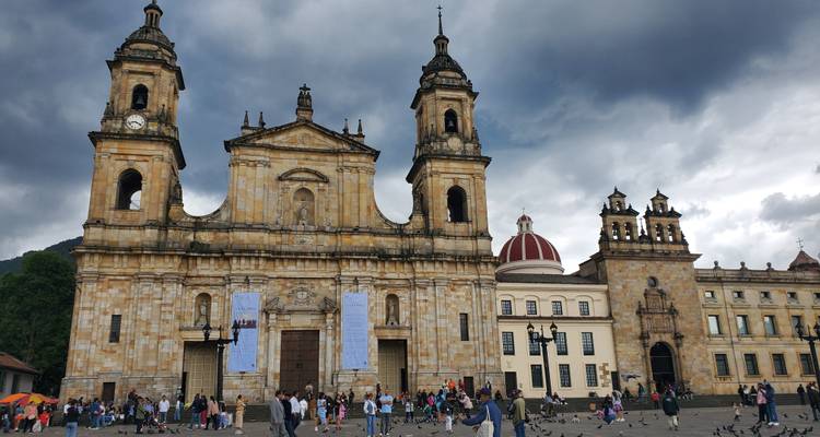 Grote kathedraal met mensen die samenkomen op het plein.