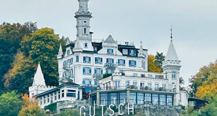 Hotel op een heuvel met de naam 'Gutsch'.