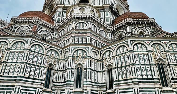 Close-up van de ingewikkelde gevel van een grote kathedraal.