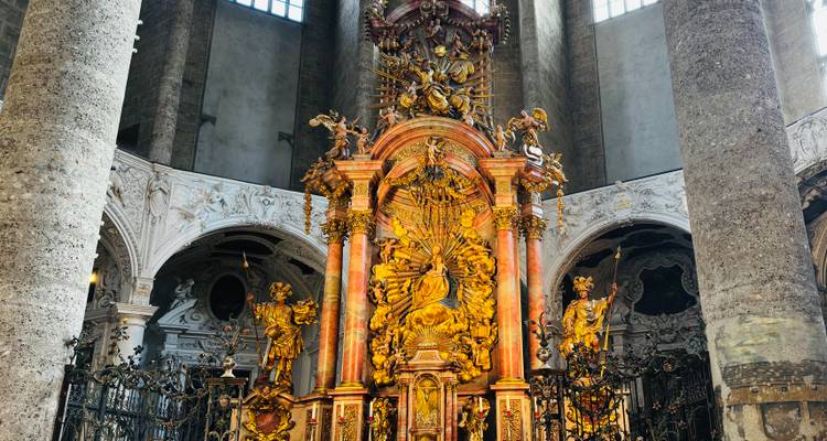Aufwendiger und prunkvoller Kirchenaltar mit goldenen Statuen.