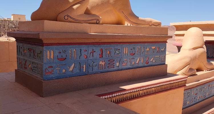 Una estructura con jeroglíficos en un entorno desértico.