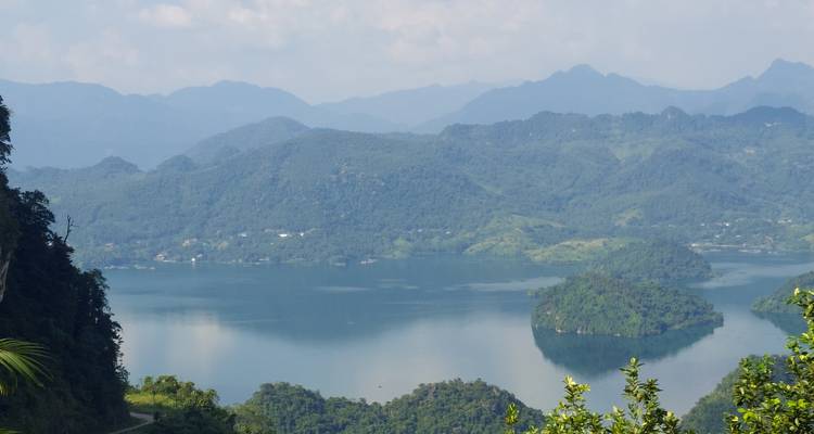 Schilderachtig uitzicht op een meer met bergen in de verte