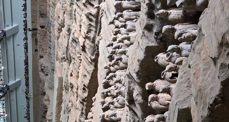 Armée de terre cuite, une collection de sculptures en terre cuite représentant les armées de Qin Shi Huang.