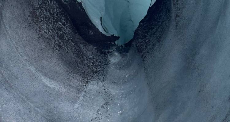Cueva de hielo profunda con un pasadizo estrecho.