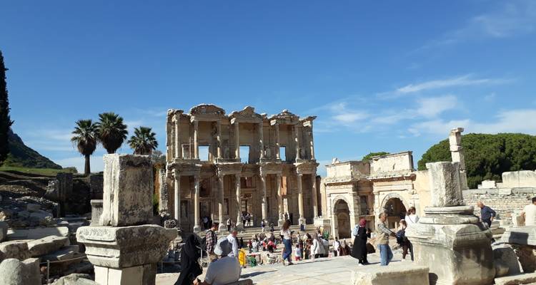 Oude ruïnes met toeristen die eromheen verkennen.