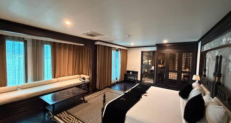 Luxe hotelkamer met moderne inrichting en grote ramen.