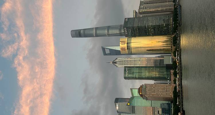 Horizon de Shanghai incluant la Tour Perle de l'Orient au coucher du soleil.