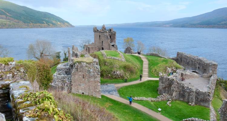 Ruïnes van Urquhart Castle aan de oevers van Loch Ness.