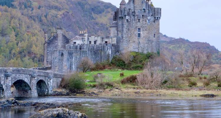Eilean Donan Castle tegen een bergachtige achtergrond.