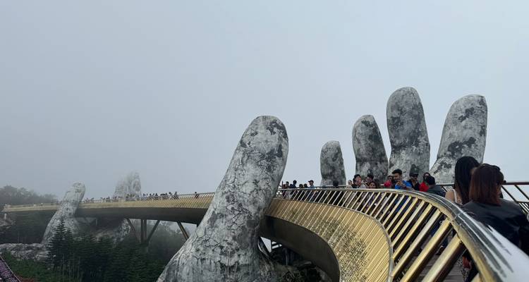 Puente Dorado en Da Nang con manos gigantes.