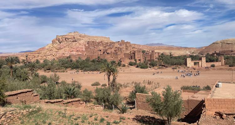 Ancienne forteresse du désert avec des gens qui explorent.