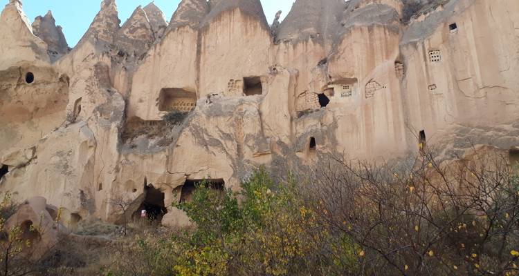 Grotwoningen uitgegraven in een rotsachtige kliffwand.