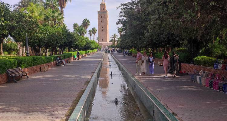 Wandeling in Marrakesh met de Koutoubia-moskee in zicht.