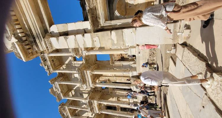 Menigte die de oude ruïnes met kenmerkende zuilen verkent.