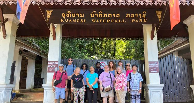 Gruppe steht vor dem Eingang des Kuangsi-Wasserfall-Parks.
