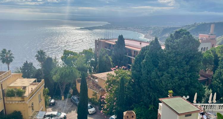 Schilderachtig uitzicht op kustplaats met zee en bergen in de verte