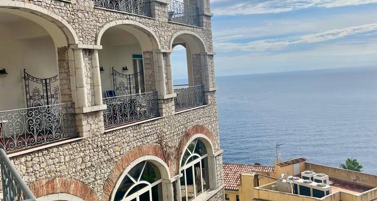 Balkonuitzicht op stenen gebouw met uitzicht op zee