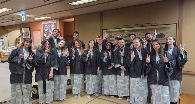 Gruppe von Menschen in traditioneller Kleidung drinnen
