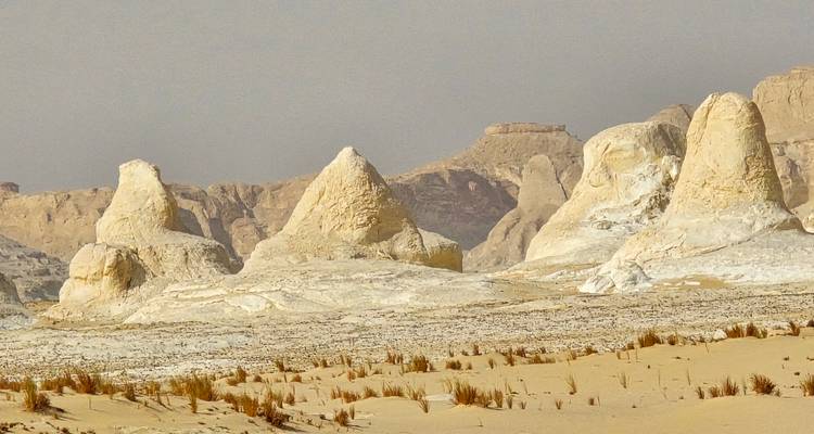 Witte rotsformaties in een woestijnlandschap.