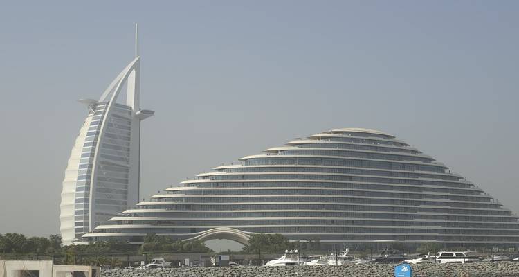 Bâtiments modernes emblématiques par temps brumeux.