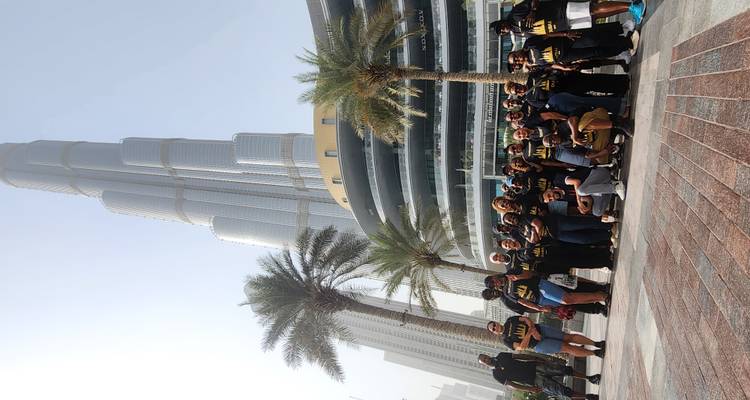 Groupe posant devant le plus haut gratte-ciel.