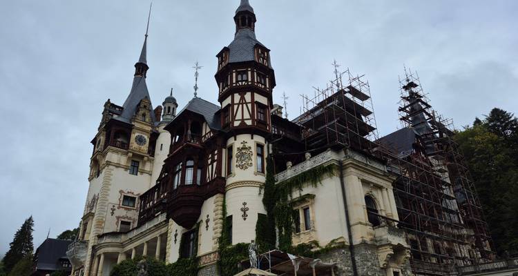 Castelul Peleș onder renovatie, met sierlijke architectuur.