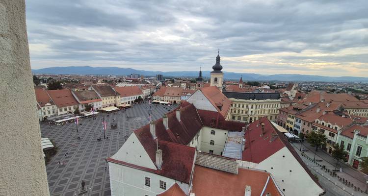 Vue aérienne d'un centre-ville historique avec un clocher d'église proéminent.