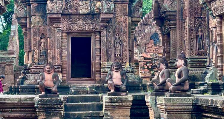 Oude stenen tempel met gedetailleerde gravures en beeldhouwwerken.