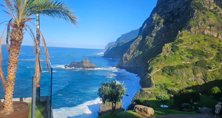Uitzicht vanaf de klif met oceaangolven die tegen de rotsen beuken.