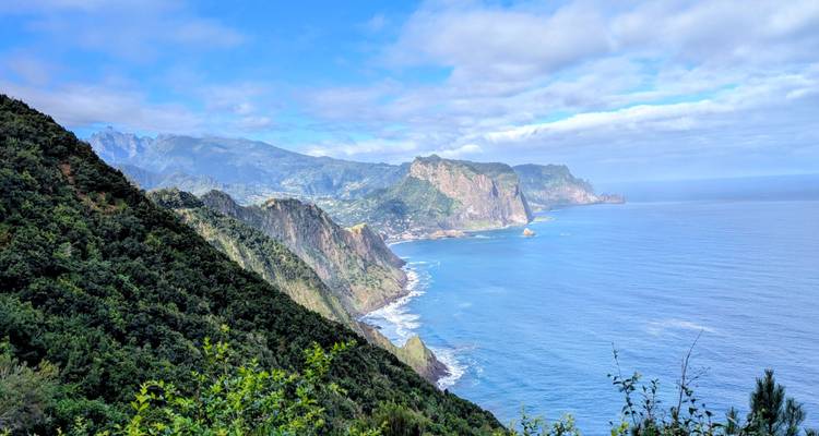 Een adembenemend uitzicht op kustrotsen en oceaan.