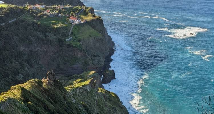 Luchtfoto van rotsachtige kliffen langs de oceaankust.