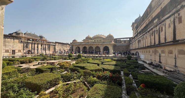Breed uitzicht op historische architectuur ingelegd met gedetailleerde tuinen.